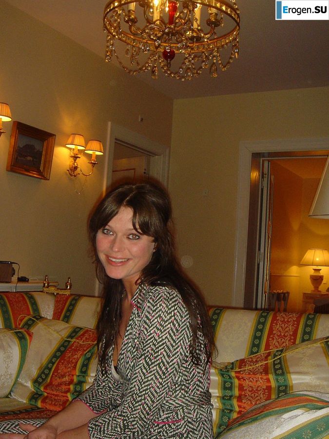 Juicy girl showed her labia and shaved pussy. Photo 5