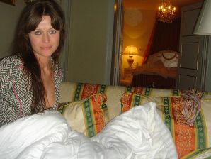 Juicy girl showed her labia and shaved pussy. Thumb 8