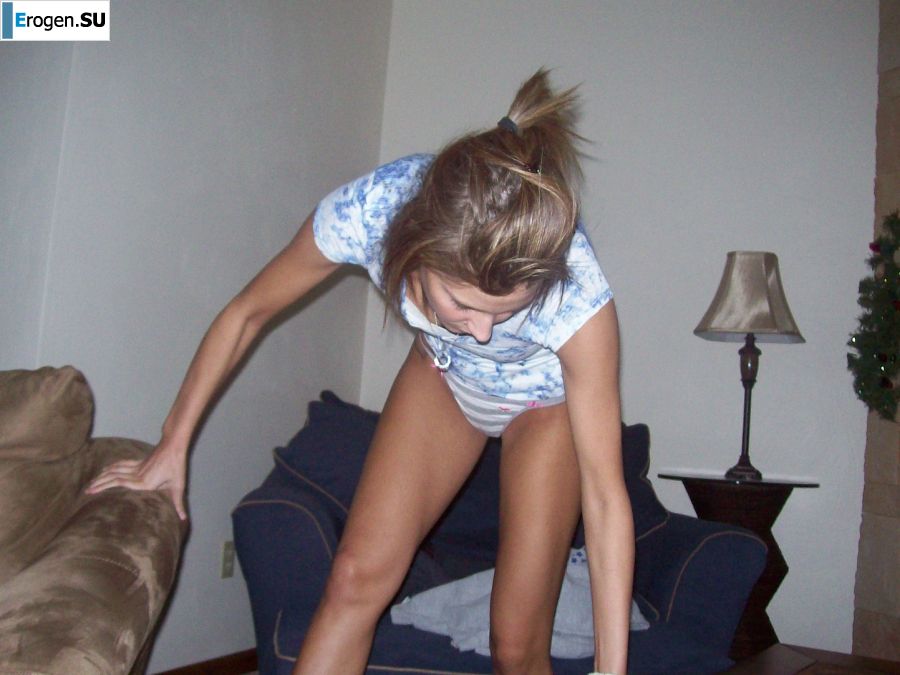 Блондинка в розовом белье медленно снимает трусики. Фото 24