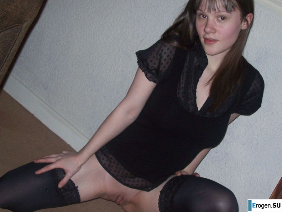 Молодая озорная брюнетка показывает упругую грудь и попку. Фото 17