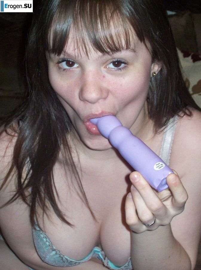 Молодая озорная брюнетка показывает упругую грудь и попку. Фото 32