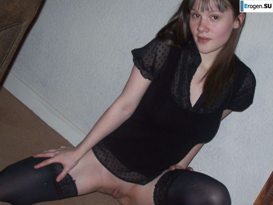 Молодая озорная брюнетка показывает упругую грудь и попку. Фото 39