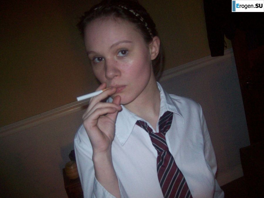 Молодая озорная брюнетка показывает упругую грудь и попку. Фото 4