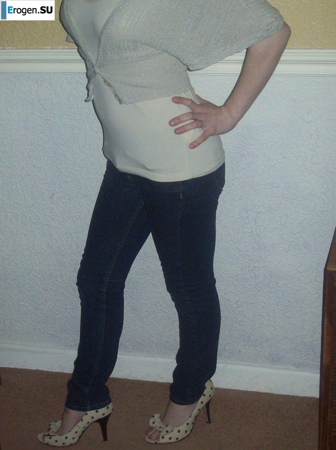 Молодая озорная брюнетка показывает упругую грудь и попку. Фото 41