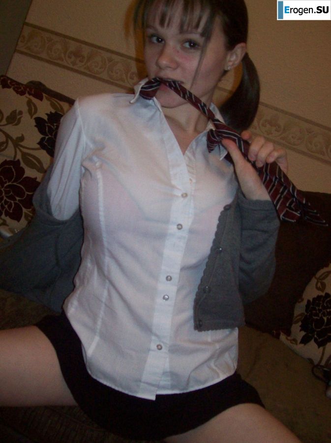 Молодая озорная брюнетка показывает упругую грудь и попку. Фото 43