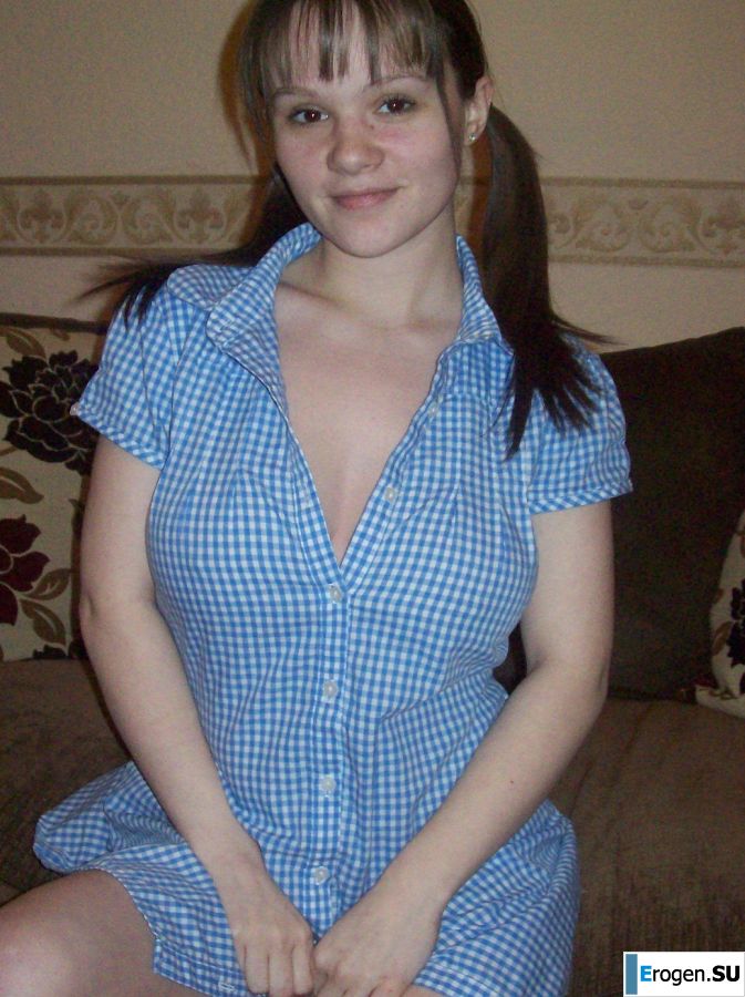 Молодая озорная брюнетка показывает упругую грудь и попку. Фото 45