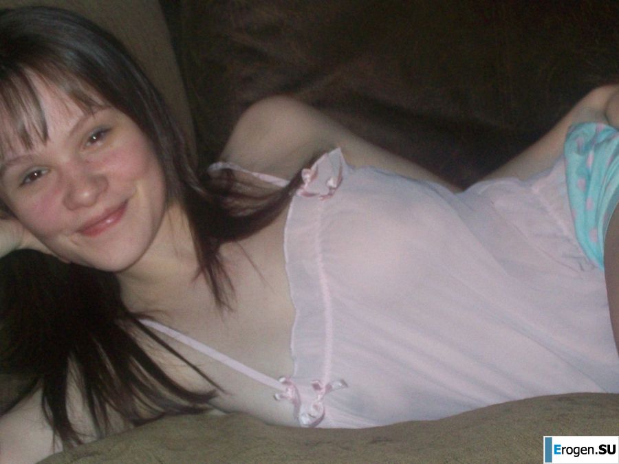 Молодая озорная брюнетка показывает упругую грудь и попку. Фото 5