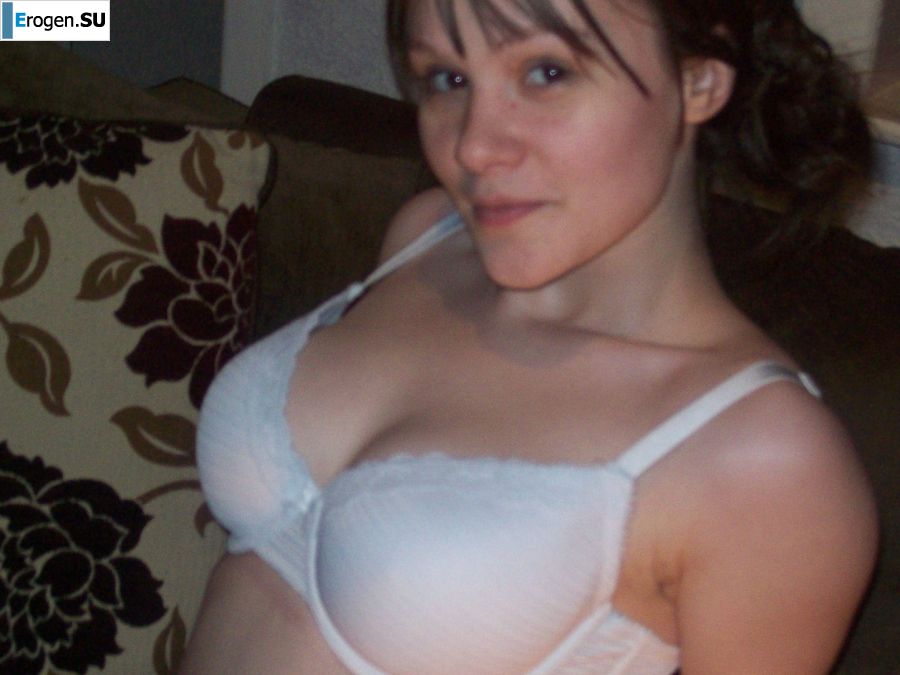 Молодая озорная брюнетка показывает упругую грудь и попку. Фото 8