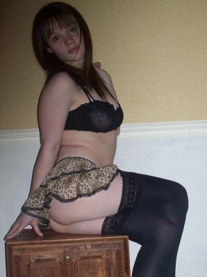 Молодая озорная брюнетка показывает упругую грудь и попку. Эскиз 11