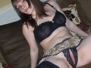 Молодая озорная брюнетка показывает упругую грудь и попку. Эскиз 12