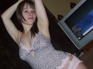 Молодая озорная брюнетка показывает упругую грудь и попку. Эскиз 14