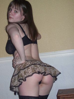 Молодая озорная брюнетка показывает упругую грудь и попку. Эскиз 23