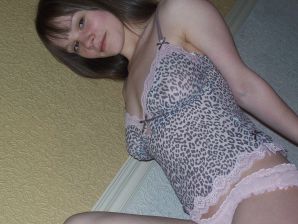 Молодая озорная брюнетка показывает упругую грудь и попку. Эскиз 31