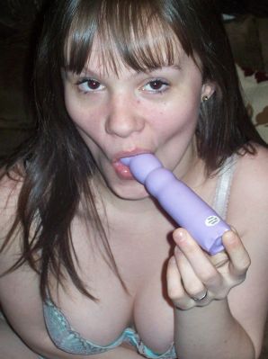 Молодая озорная брюнетка показывает упругую грудь и попку. Эскиз 32