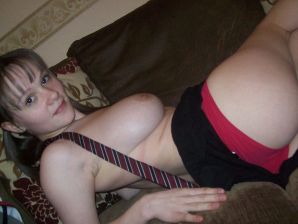 Молодая озорная брюнетка показывает упругую грудь и попку. Эскиз 38