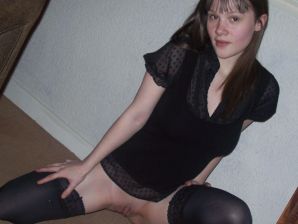 Молодая озорная брюнетка показывает упругую грудь и попку. Эскиз 39