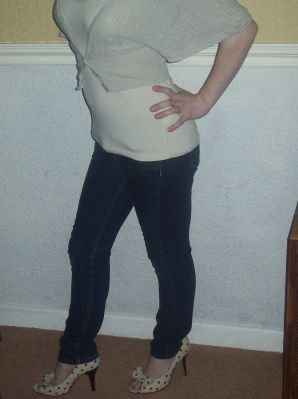 Молодая озорная брюнетка показывает упругую грудь и попку. Эскиз 41