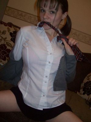 Молодая озорная брюнетка показывает упругую грудь и попку. Эскиз 43