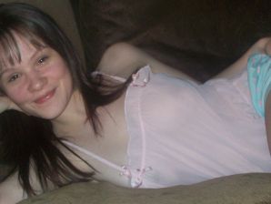 Молодая озорная брюнетка показывает упругую грудь и попку. Эскиз 5