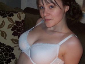 Молодая озорная брюнетка показывает упругую грудь и попку. Эскиз 8