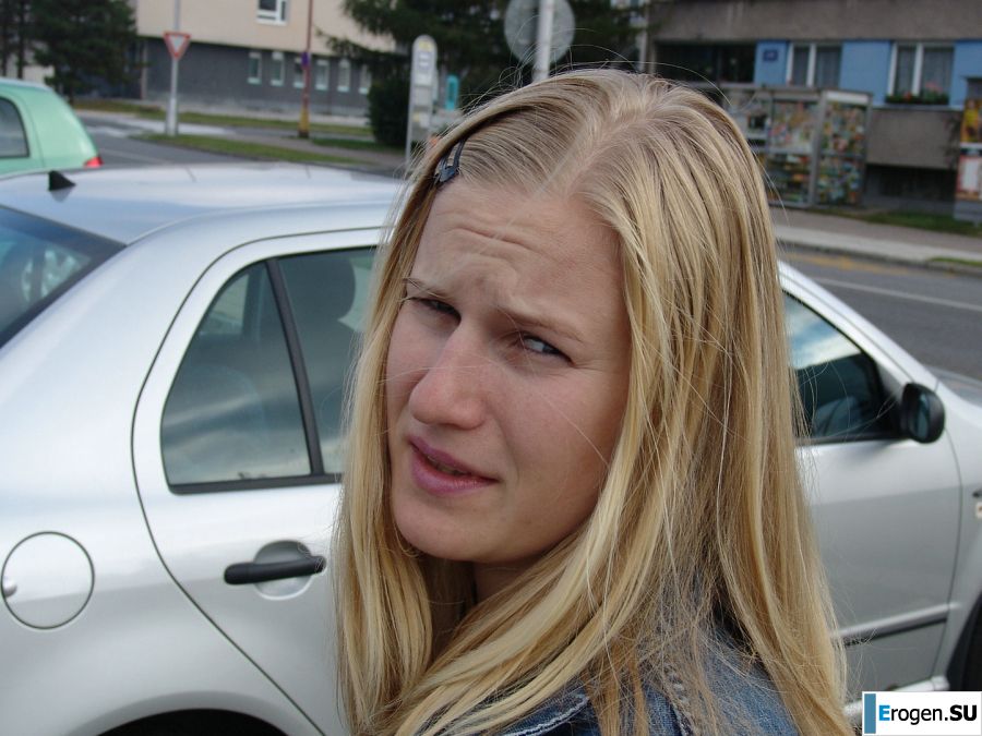 Развратная блондинка ублажает себя вибратором и пальцами. Фото 3