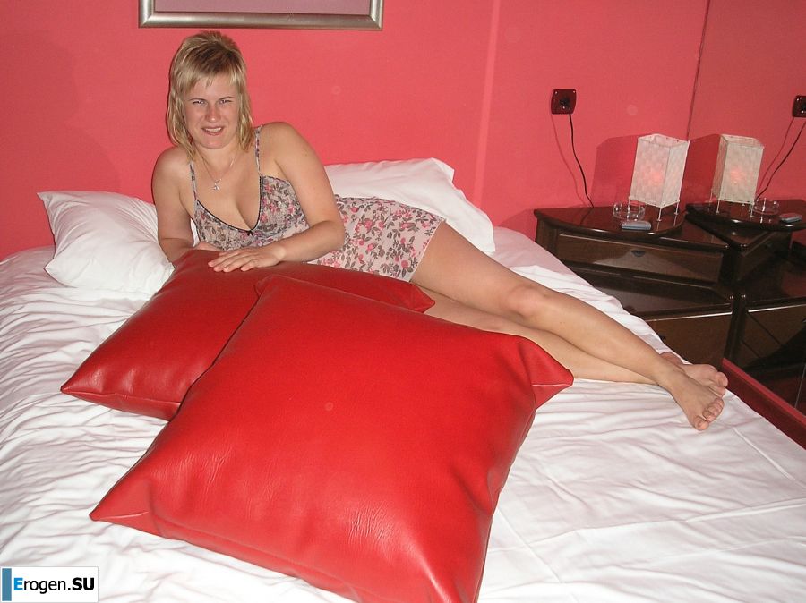 Развратная блондинка ублажает себя вибратором и пальцами. Фото 32