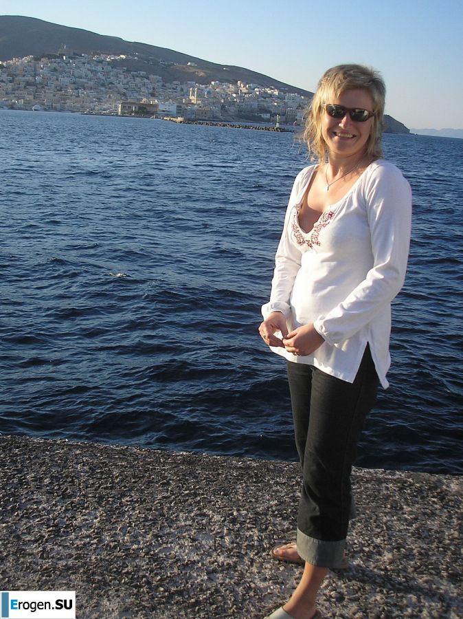 Развратная блондинка ублажает себя вибратором и пальцами. Фото 34