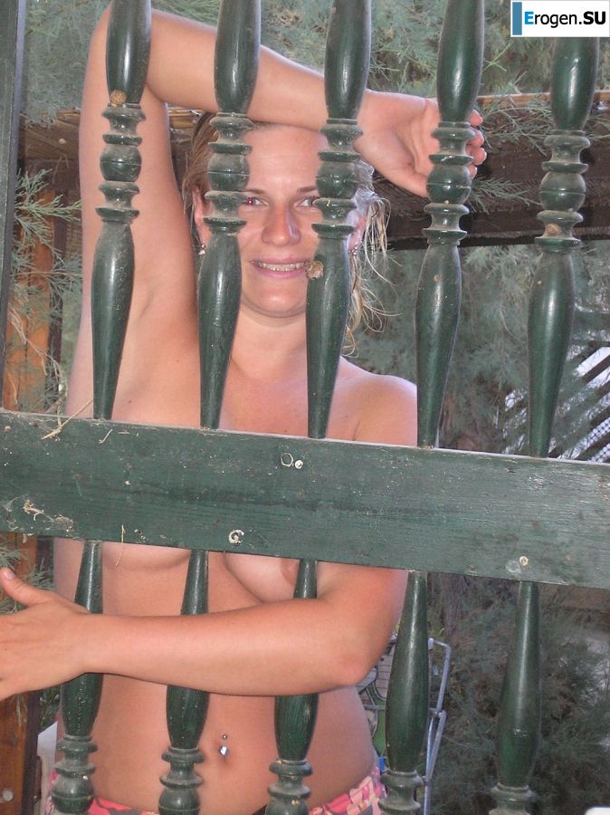 Развратная блондинка ублажает себя вибратором и пальцами. Фото 35