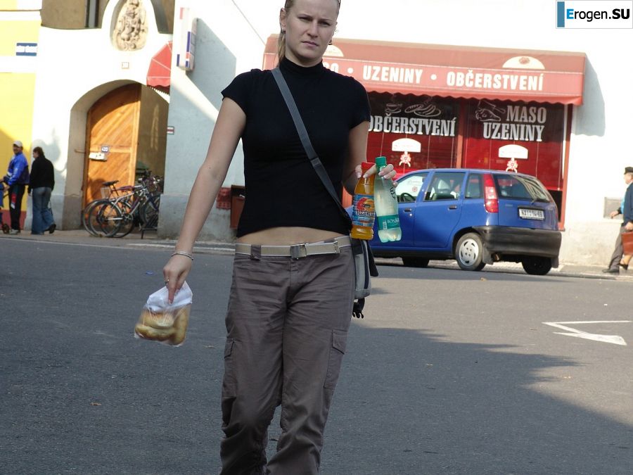 Развратная блондинка ублажает себя вибратором и пальцами. Фото 4