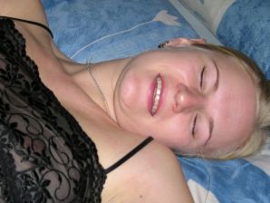 Depraved blonde pleases herself with a vibrator and fingers. Thumb 11