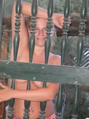 Depraved blonde pleases herself with a vibrator and fingers. Thumb 35