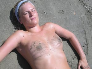 Depraved blonde pleases herself with a vibrator and fingers. Thumb 39