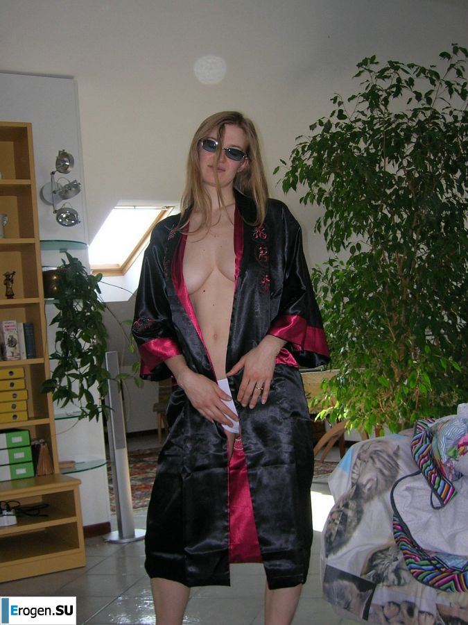 Высокая блондинка с широкими бедрами разделась дома и показала сиськи. Часть 2. Фото 12