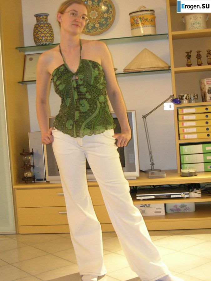 Высокая блондинка с широкими бедрами разделась дома и показала сиськи. Часть 2. Фото 13