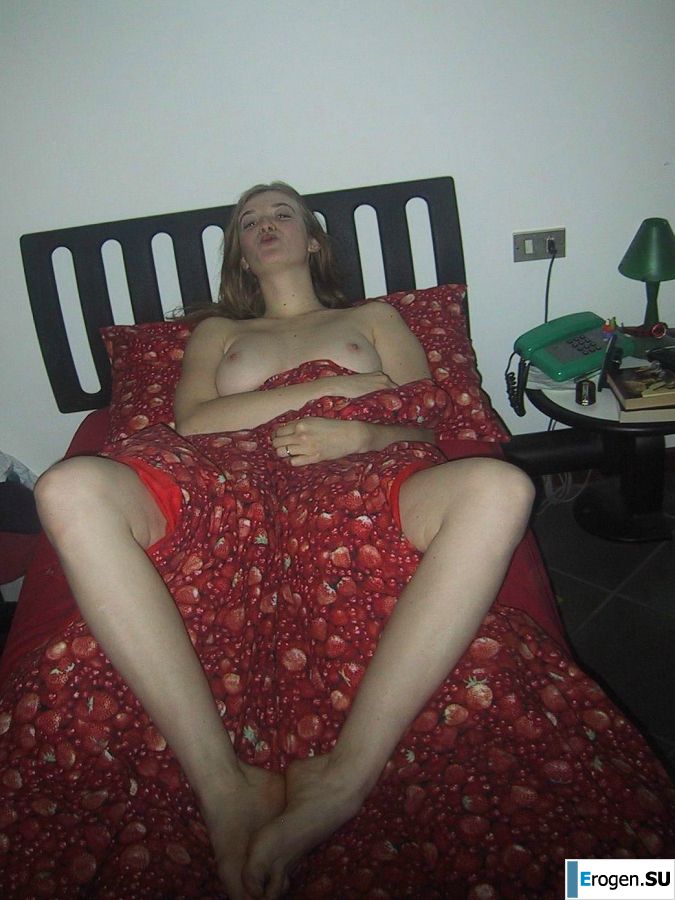 Высокая блондинка с широкими бедрами разделась дома и показала сиськи. Часть 2. Фото 20