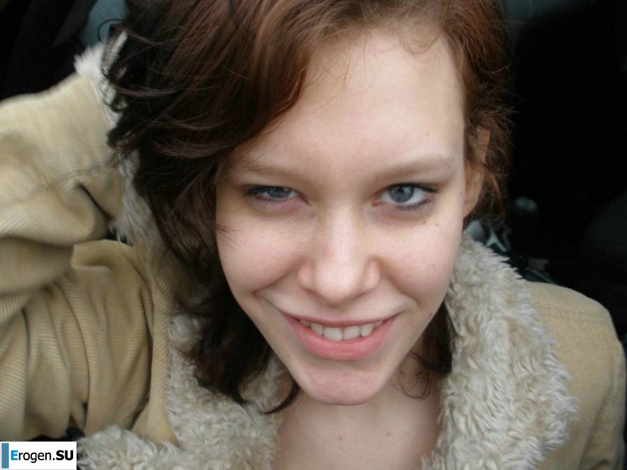 Young undresses in the car and shows bare breasts. Photo 10