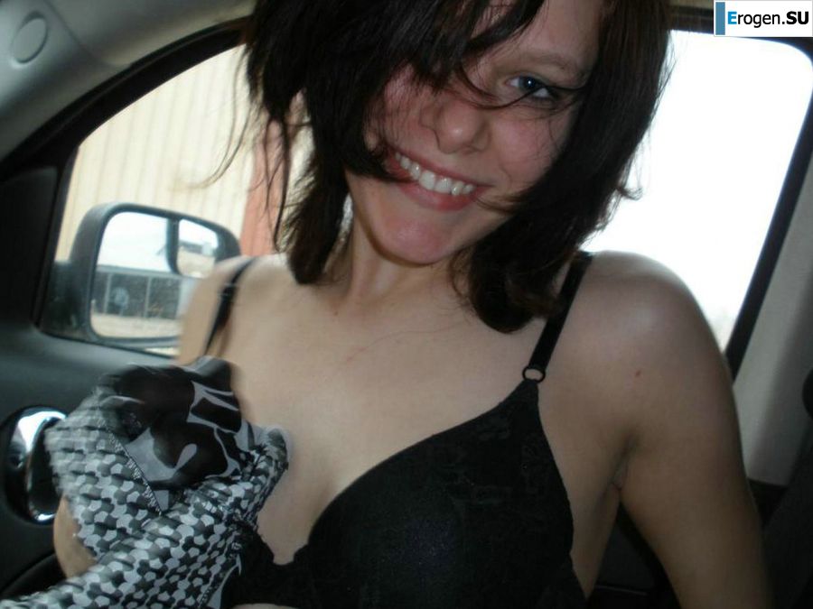 Young undresses in the car and shows bare breasts. Photo 3