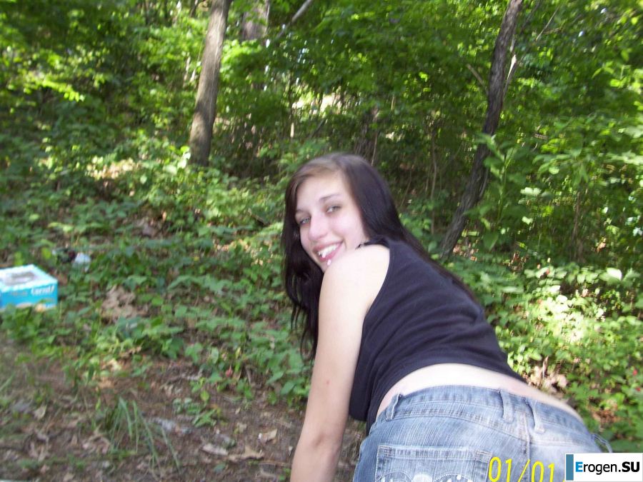 A sexy student undressed and showed her ass on a picnic. Photo 38