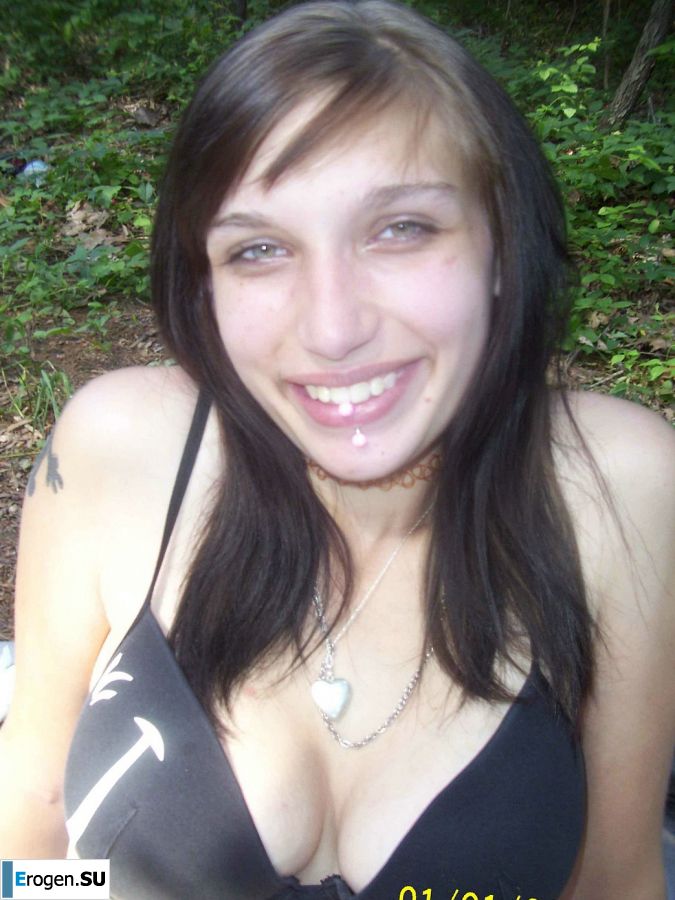 A sexy student undressed and showed her ass on a picnic. Photo 4