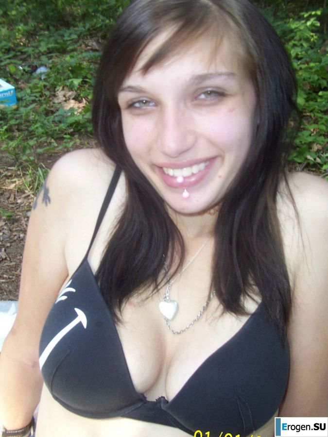 A sexy student undressed and showed her ass on a picnic. Photo 5