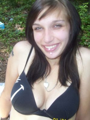 A sexy student undressed and showed her ass on a picnic. Thumb 5