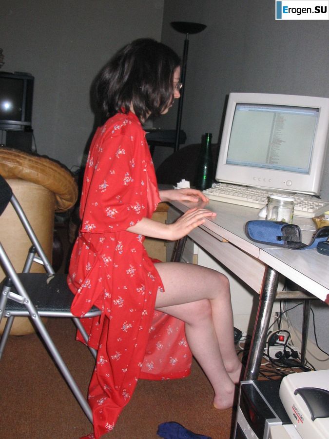 Девушка с мохнатой писькой мастурбирует на глазах у парня. Фото 12