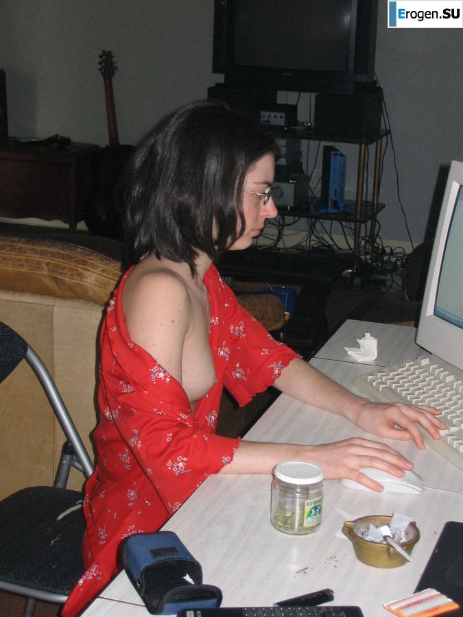 Девушка с мохнатой писькой мастурбирует на глазах у парня. Фото 13