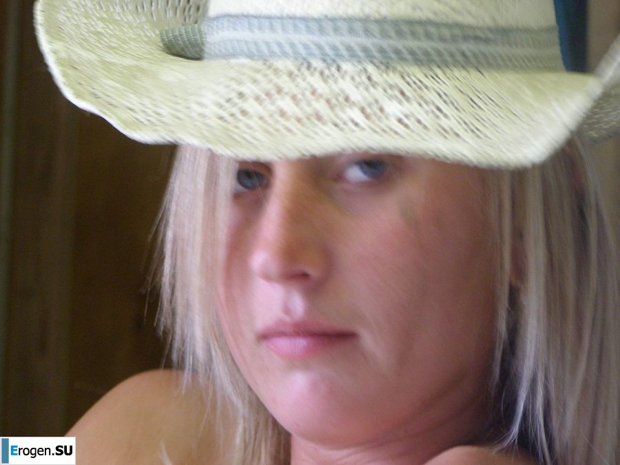 Блондинка в розовых трусиках выпила и раздвинула ноги в биллиардном клубе. Фото 10