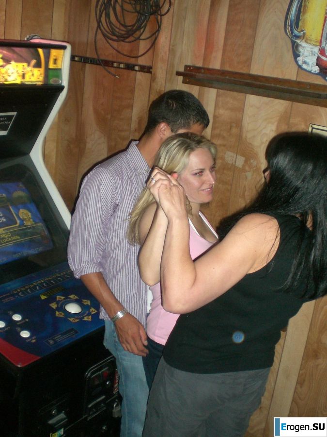 Блондинка в розовых трусиках выпила и раздвинула ноги в биллиардном клубе. Фото 32