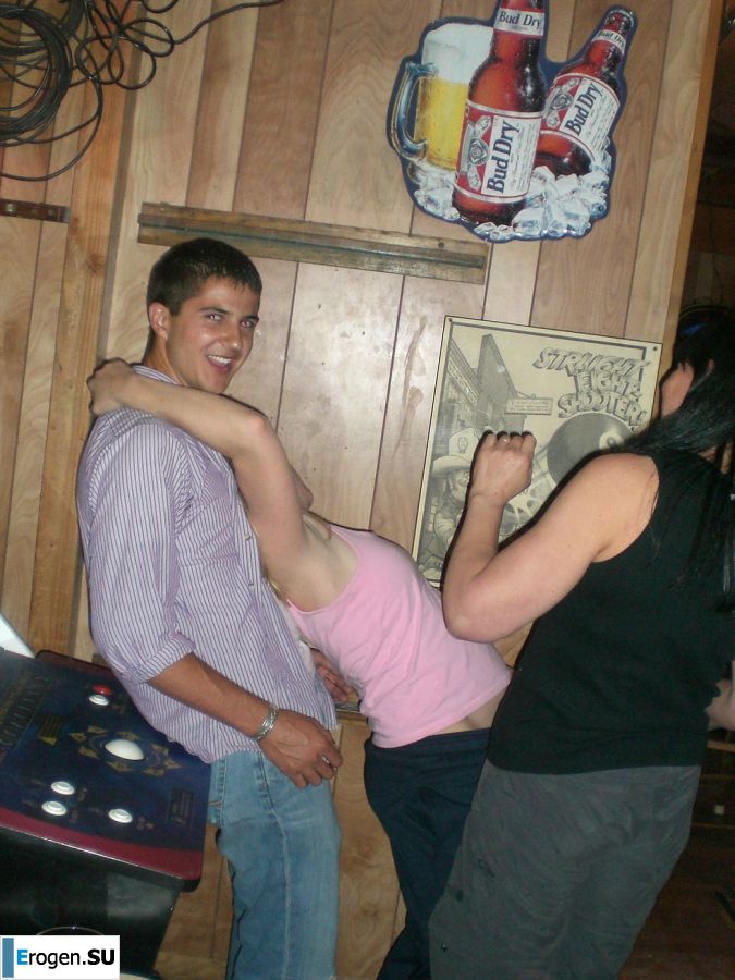 Блондинка в розовых трусиках выпила и раздвинула ноги в биллиардном клубе. Фото 33