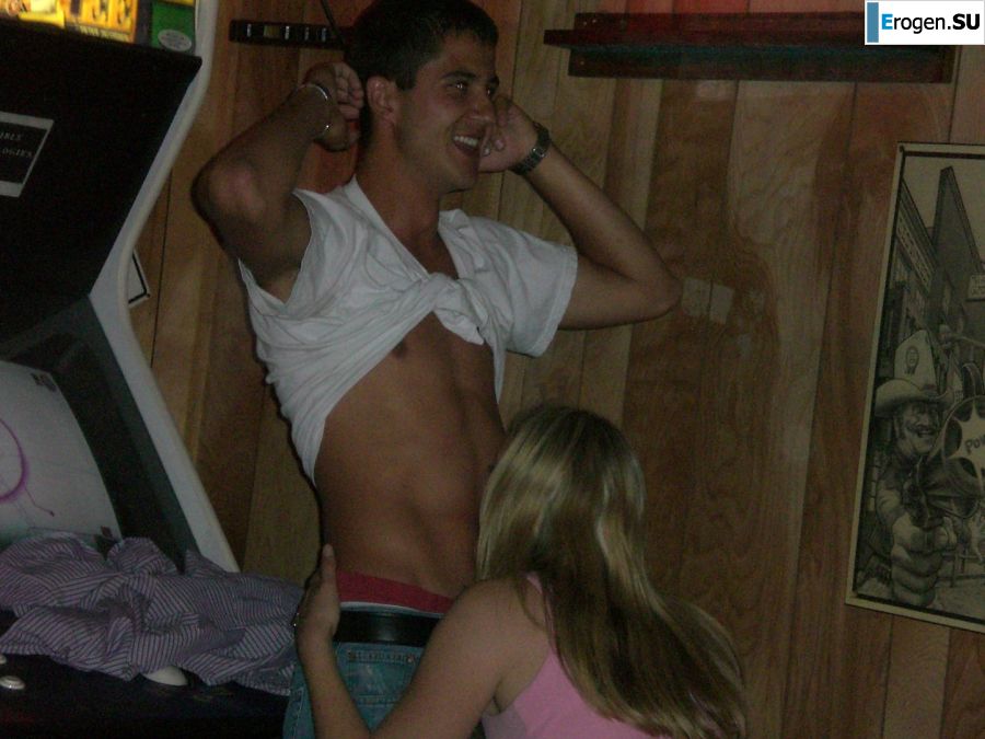 Блондинка в розовых трусиках выпила и раздвинула ноги в биллиардном клубе. Фото 35