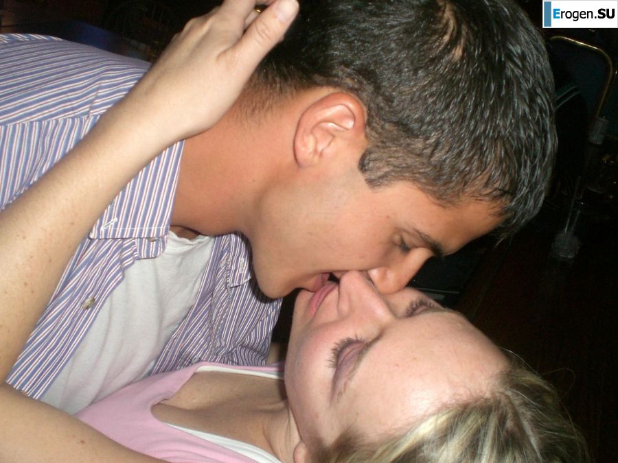 Блондинка в розовых трусиках выпила и раздвинула ноги в биллиардном клубе. Фото 36