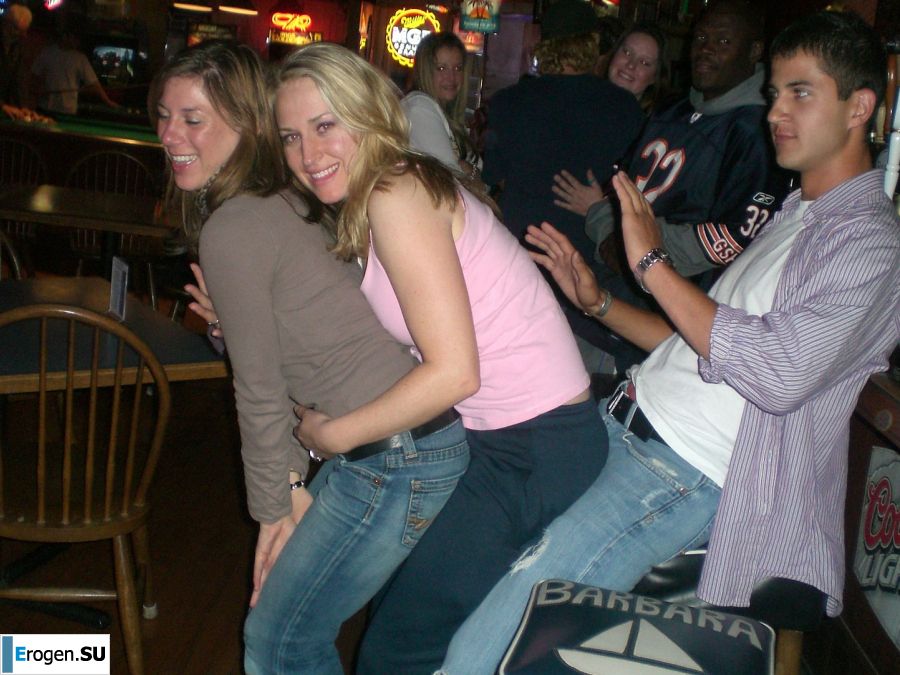 Блондинка в розовых трусиках выпила и раздвинула ноги в биллиардном клубе. Фото 38