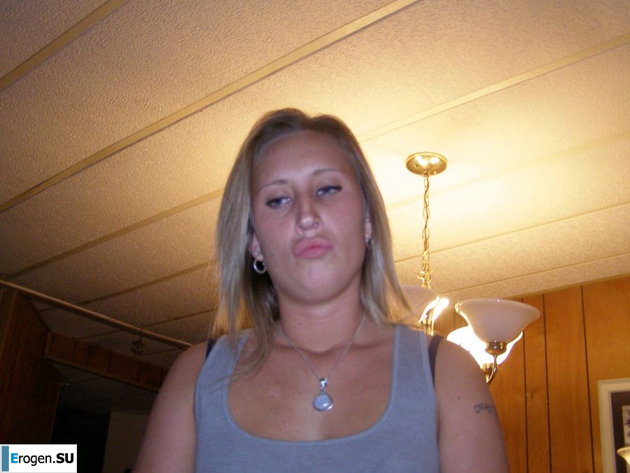 Блондинка в розовых трусиках выпила и раздвинула ноги в биллиардном клубе. Фото 6